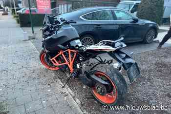 Motorrijder (37) vliegt uit de bocht: schade aan personenwagen