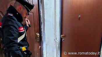 Forzano la porta di un appartamento, residenti del palazzo sventano l'occupazione