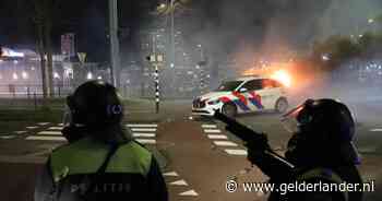 Politieauto's in brand bij rellen tussen honderden Eritreeërs in Den Haag, noodbevel van kracht