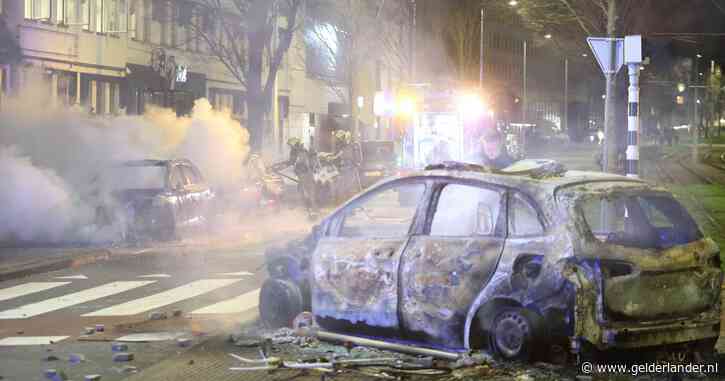 Spoor van vernieling en branden in en rond partycentrum in Den Haag door massale rellen, noodbevel van kracht
