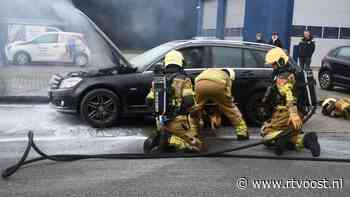 112 nieuws: Grote brand in loods vol hooi in Kampen, automobilisten op tijd uit brandende auto in Vroomshoop