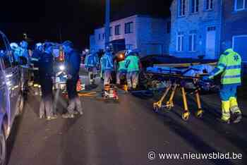 Wagen botst tegen geparkeerd voertuig en kantelt, bestuurster zwaargewond