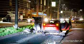 Aanhouding na ongeval in Arnhem, brokstukken liggen over straat verspreid