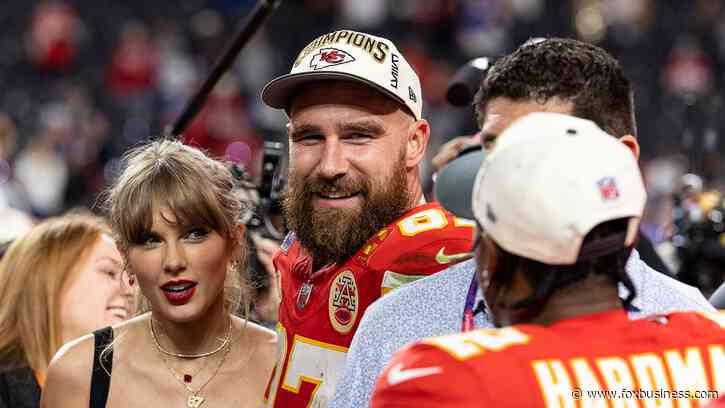 See Travis Kelce's lakeside Super Bowl rental house