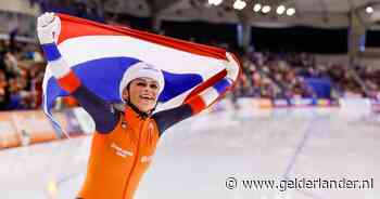 Irene Schouten valt, maar snelt alsnog naar WK-goud op massastart: ‘Niet normaal, echt...’