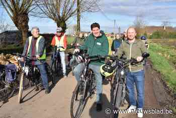Jeremie Vaneeckhout start fietstocht door provincie op Blauwpoort-site: “Verharding van deze open ruimte moet elders gecompenseerd worden”