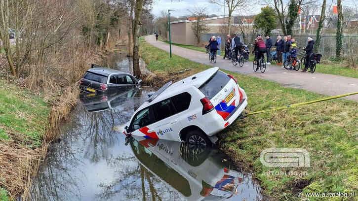 Politie redt auto te water, raakt zelf te water