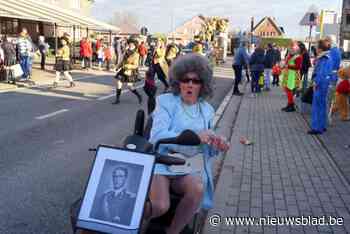 Koningin Fabiola gastster in carnavalsstoet van Klompenridders in Rukkelingen-Loon