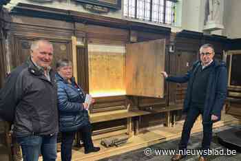 Geschilderde lambrisering zit achter een deurtje