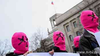 Nawalnys Tod erschüttert Berlin: Pussy Riot demonstriert vor russischer Botschaft