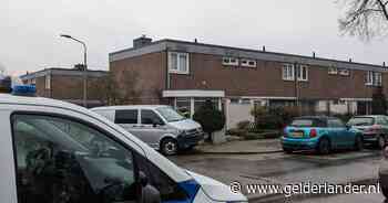 Rood-wit lint en politiebusjes: forensische recherche speurt naar sporen in Nijmeegse woning