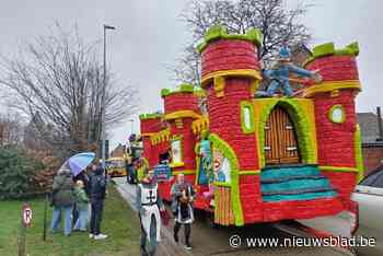 Carnavalstoet trekt door de straten van Wortel