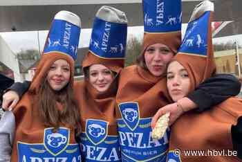 Asserbakken laten regen niet aan hun hart komen: “Juiste beslissing om de stoet toch te laten doorgaan”