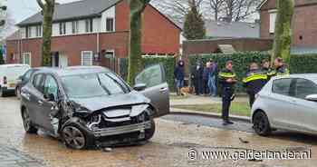 Spectaculaire crash in gewone woonwijk na dodenrit waarbij, een wonder, niemand gewond raakt