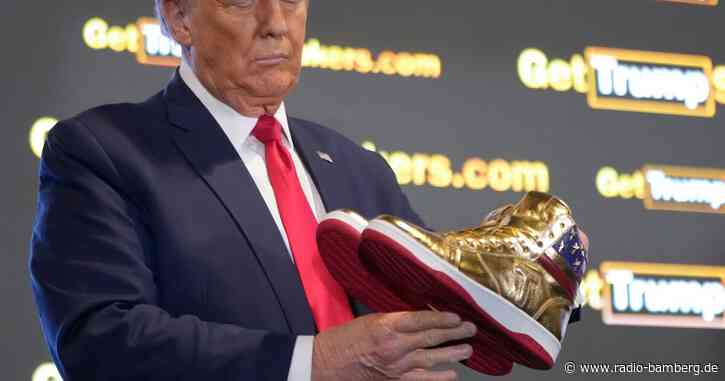 Fanartikel: Trump stellt goldene Sneaker für 399 Dollar vor