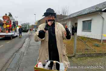 Dorus trakteert carnavalisten op likeurtje in Sint-Martens-Voeren