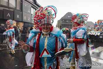 Prachtige carnavalsstoet met verwijzingen naar Feestcomité: veel volk ondanks guur weer