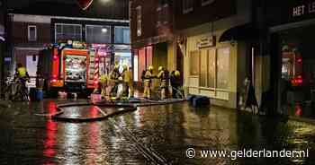 Brand in winkelpand, bewoners appartementen boven de zaak uit voorzorg naar buiten