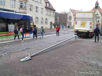 Laternenmast an Jenaer Straßenbahnhaltestelle „gefällt“