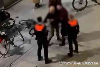 Filmpje over agressieve man die politie huid vol scheldt in de Bruul gaat rond op sociale media: “Man is geïdentificeerd en er zijn pv’s opgemaakt”