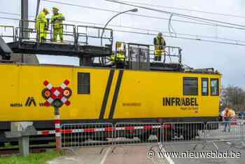 Uitgeklapte kraanarm van vrachtwagen beschadigt bovenleiding spoor: hele dag geen treinverkeer tussen Puurs en Mechelen