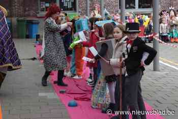 Leerlingen basisschool komen in zelfgemaakte kostuums naar school en krijgen bezoek van carnavalsgroepen