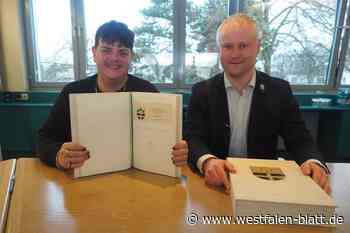 Isaak Guderian trägt sich in das Goldene Buch der Stadt Espelkamp ein