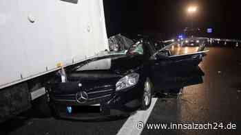 Mercedes rast auf Autobahn Richtung München unter Kleinlaster – Beifahrer (†9) tot
