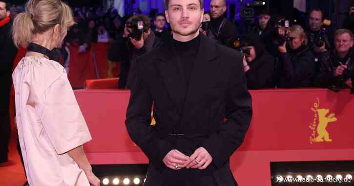 Jannik Schümann muss bei Lachanfällen Dreh verlassen