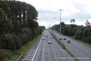 Bestuurder verliest lading gipsplaten na klapband en vlucht: “Mijn cliënt zag zijn leven voorbij vliegen”