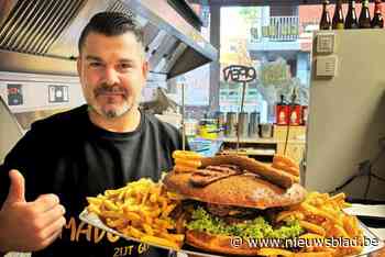 Krijg jij deze hamburger van 30 centimeter mét garnituur op? Dan krijg je nog 50 euro als beloning