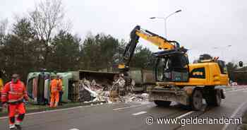 Containerwagen met afval kantelt: overal rotzooi, weg afgesloten