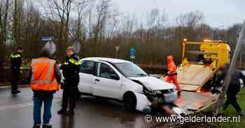 Man rijdt rechtdoor in de bocht en ramt lantaarnpaal
