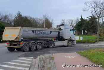Gevaarlijke in- en uitrit met dode hoek voor fietsers gaat tijdelijk dicht: gemeente test proefopstelling uit