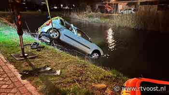 112 Nieuws:  Voor de vijfde keer rolt auto achteruit het water in aan Hardenbergse straat