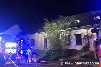 Vlammen vernielen woning, bewoner redt hond uit brand
