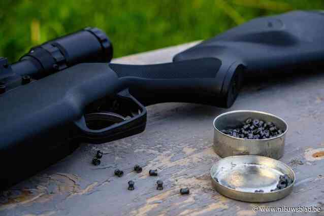 Zestiger riskeert celstraf na schoten te lossen richting ex-schoonzoon: “Wie bent u om het recht in eigen handen nemen?”