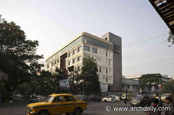 Modern High School International / Studio SKLIM