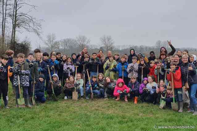 Schoolkinderen planten laatste bomen van nieuw speelbos
