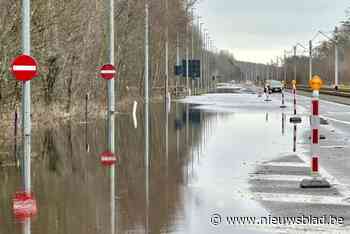Regen zorgt voor wateroverlast op Koninklijke Baan, waar één rijstrook dicht is