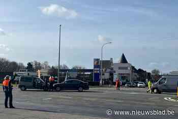 Vijf auto’s botsen op kruispunt Miko: twee lichtgewonden