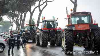 Agricoltori a Roma: centinaia di trattori bloccano via Nomentana