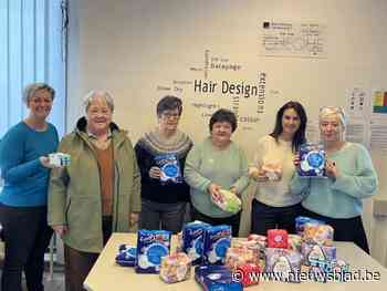 Rebelle Schelle schenkt pakket aan Den Biezerd in strijd tegen menstruatiearmoede