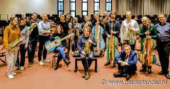 ‘Orkest van de zee’ speelt op wrakhout van migrantenbootjes