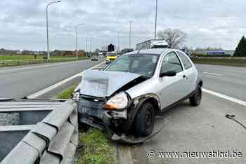 Twee gewonden naar ziekenhuis na crash met wagen