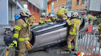 BMW stürzt in Tirol aus Supermarkt-Parkhaus – und dann sorgen Gaffer für Riesenärger
