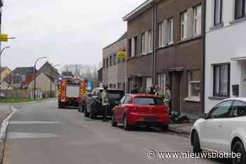 Schade in woonkamer door brand, buurtbewoner die probeerde te blussen moet naar ziekenhuis