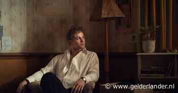 Dit moet je weten over One Day-hoofdrolspeler Leo Woodall: ‘Hij werd verliefd op zijn tegenspeelster’