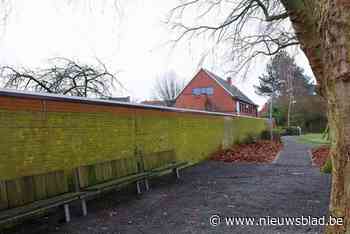 Creatieve kinderen geven blinde muur  kleur