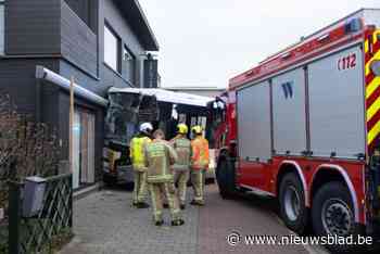 “Plots hoorden we een schreeuw en dan een doffe knal”: lijnbus met scholieren aan boord botst tegen gevel, chauffeur naar ziekenhuis